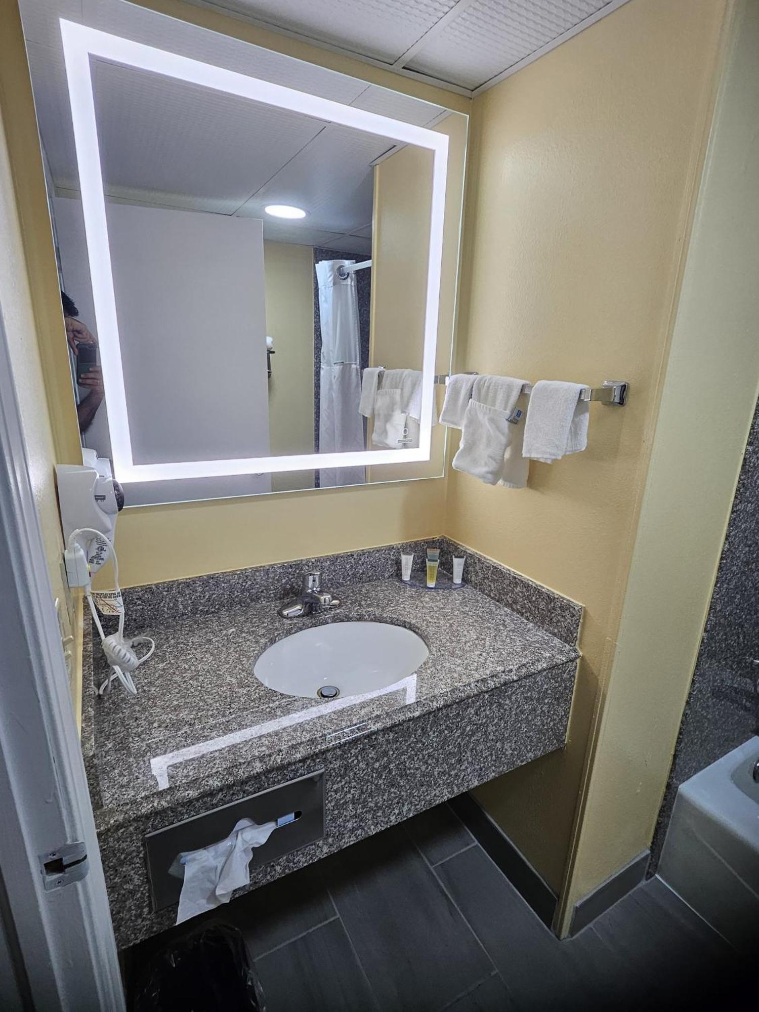ซูเปอร์ 8 บาย วินด์แฮม คลินตัน Hotel ภายนอก รูปภาพ