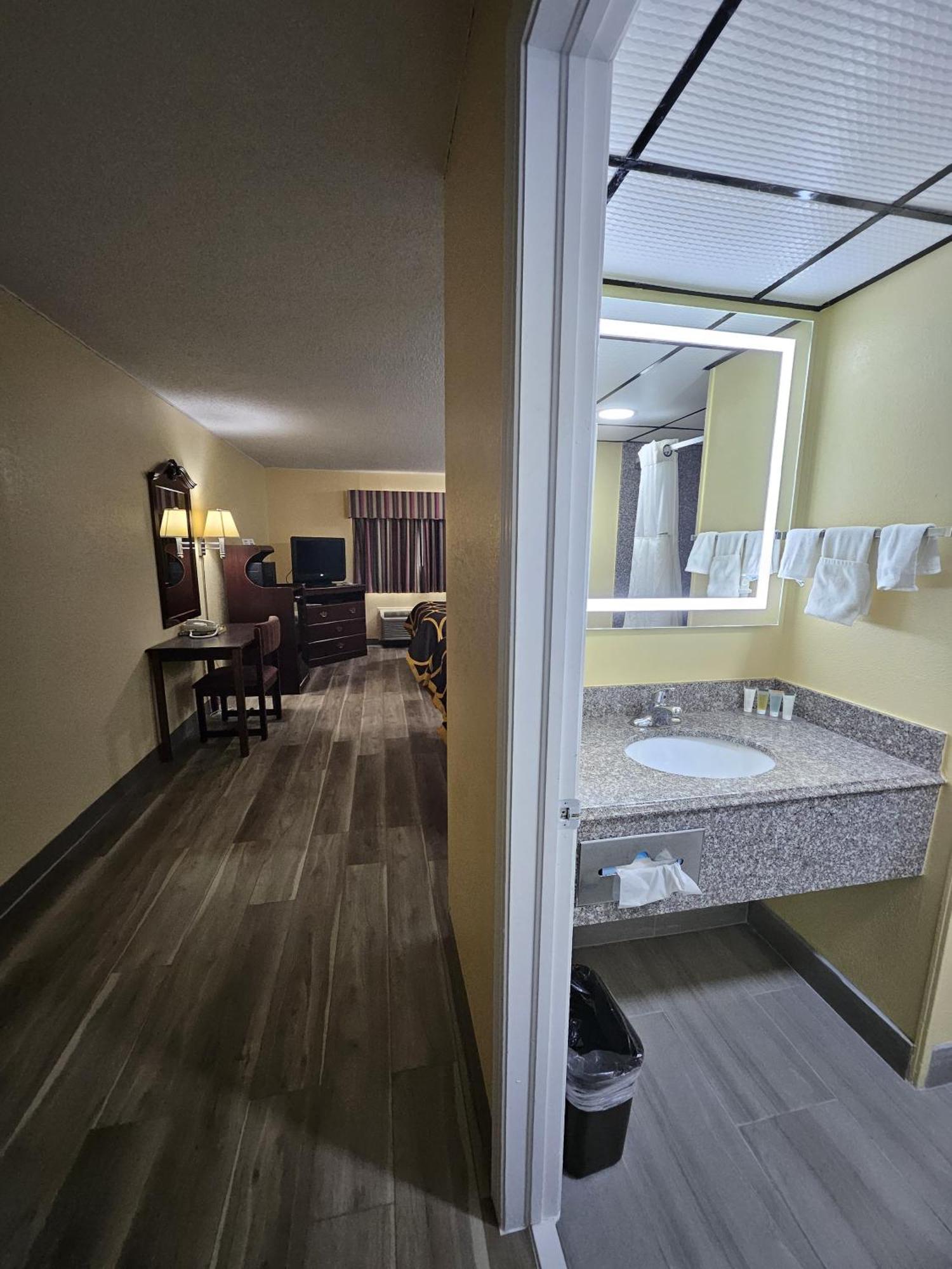 ซูเปอร์ 8 บาย วินด์แฮม คลินตัน Hotel ภายนอก รูปภาพ